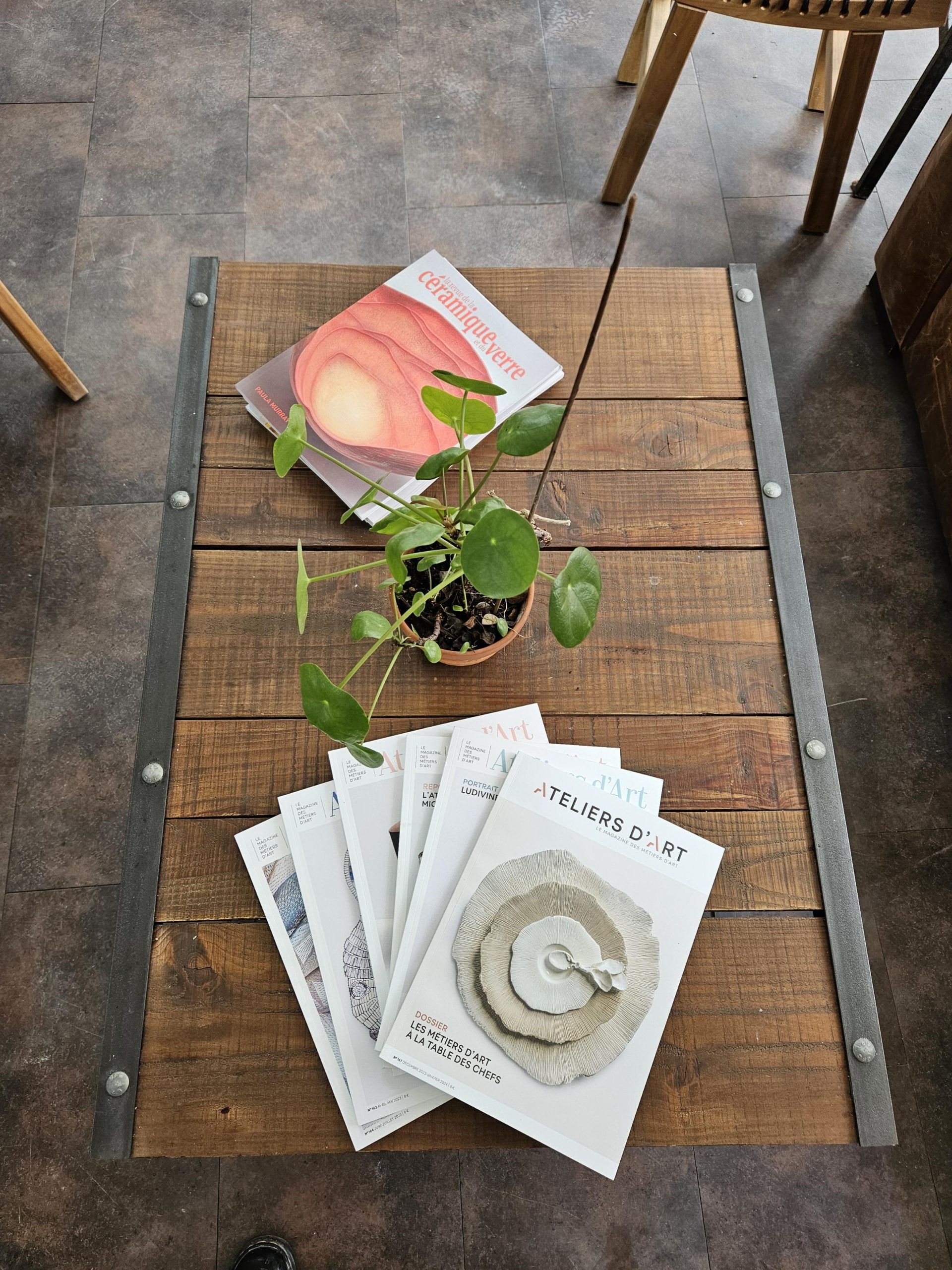 Mise à disposition des magazines spécialisés sur l'artisanat d'art et la céramique chez Version K. Céramiques